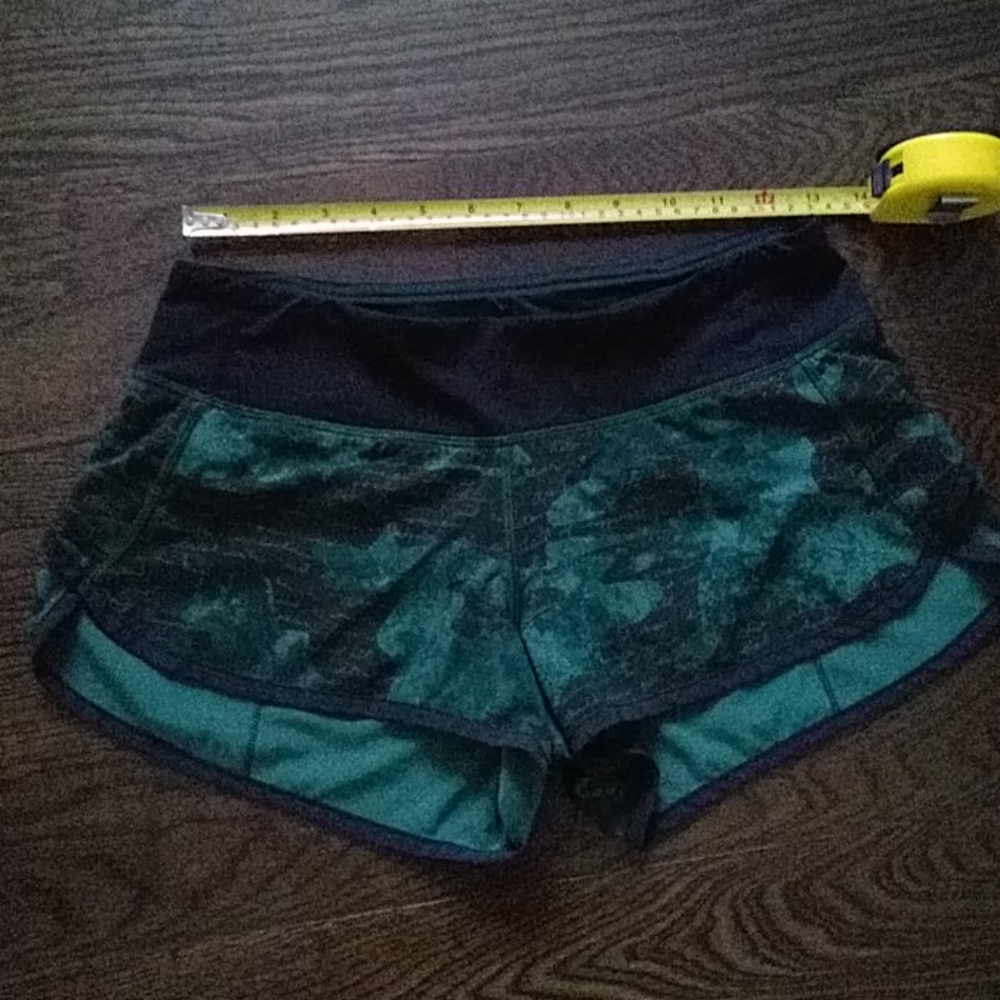 Lululemon shorts size 4 drink water
